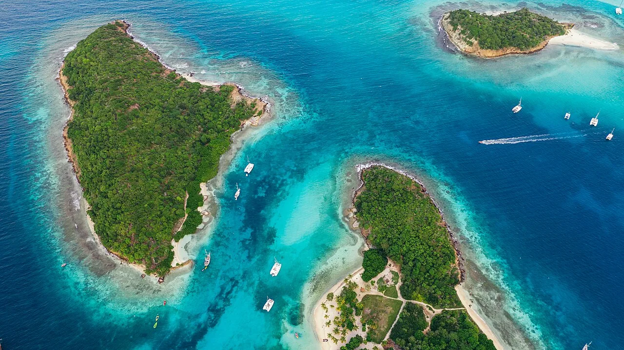 Бирюзовая лагуна Tobago Cays с островами и парусными яхтами